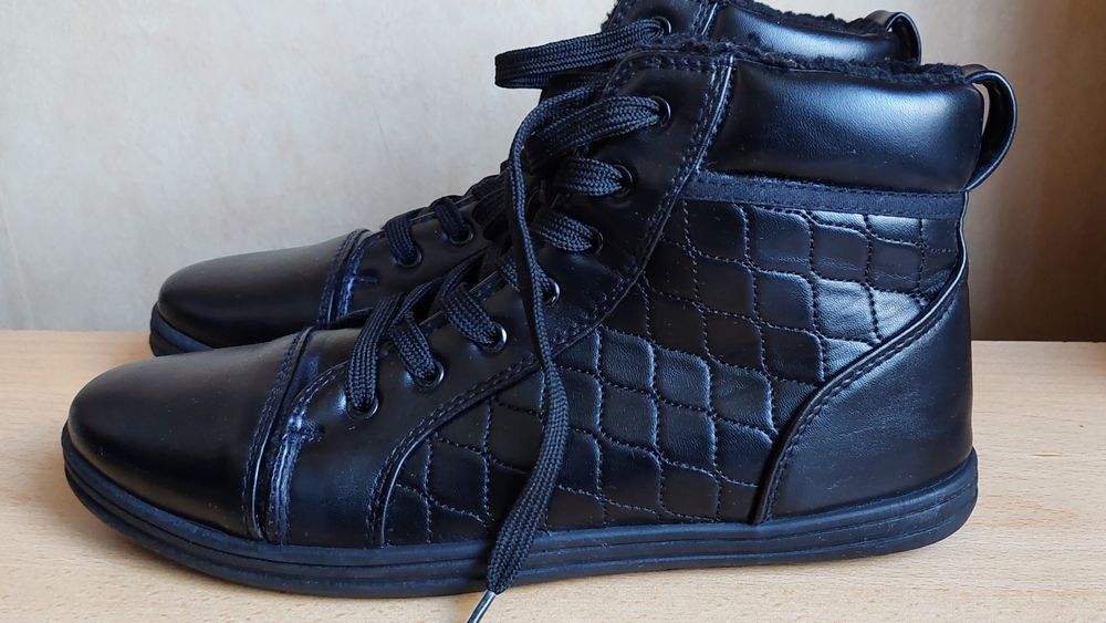 Черни високи кецове за сезона