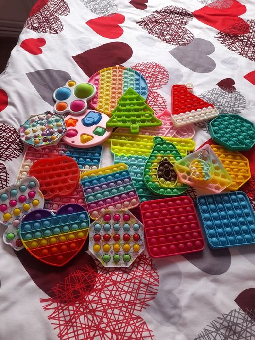 Vând jucării, popit-uri, papusa mare, geanta fetițe