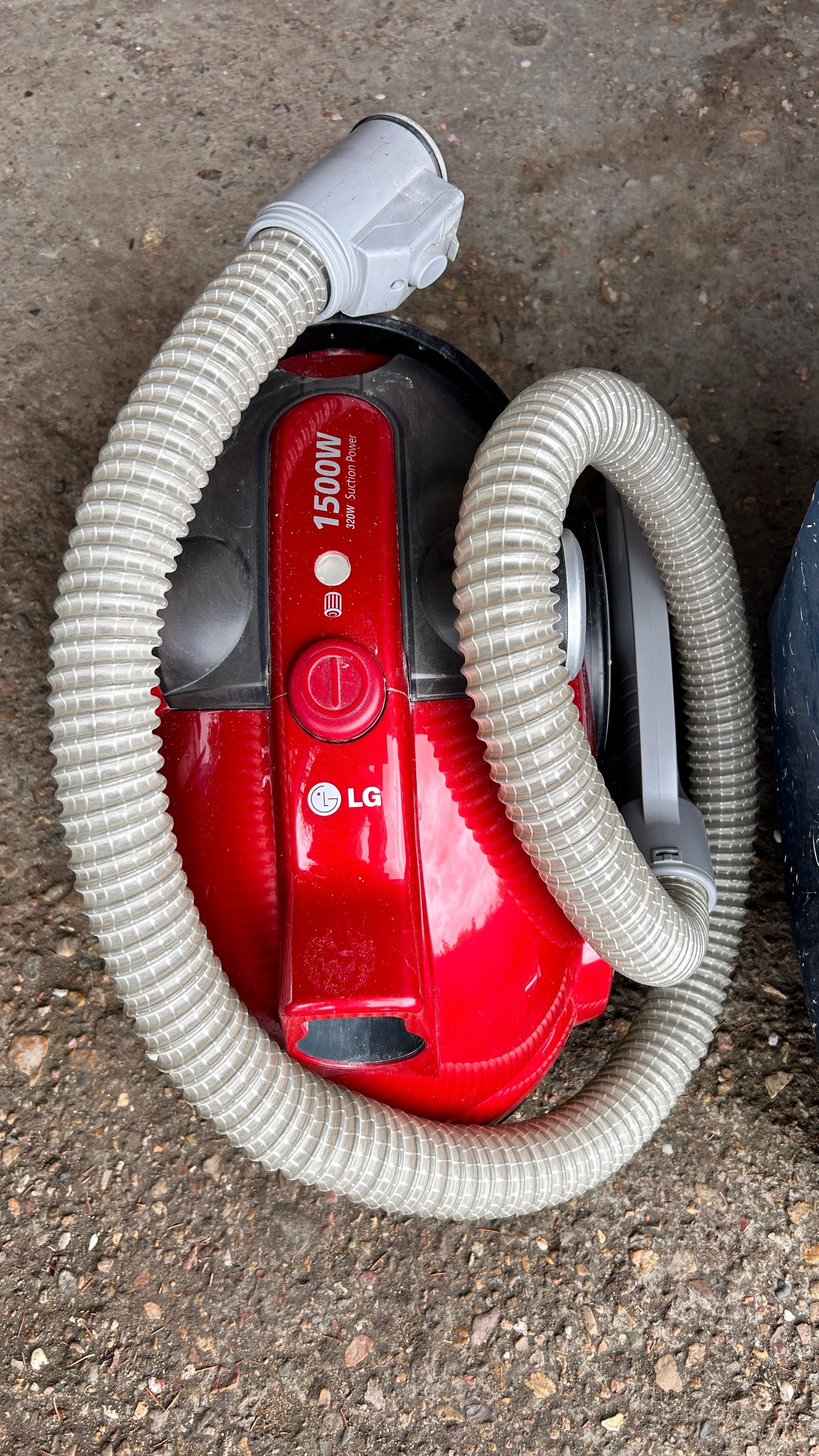 Пылесос LG 1500W Suction Power в рабочем состоянии