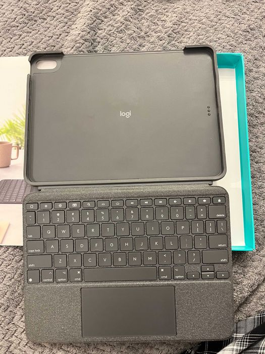 Ipad Air 5 (2022) + Apple Pencil cu Rezerve + Logitech Combo Touch