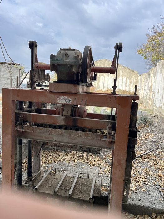 Shlakablok aparadlari sotiladi