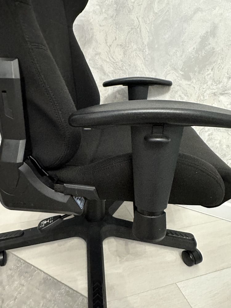 Продам компьютерное кресло DXRACER