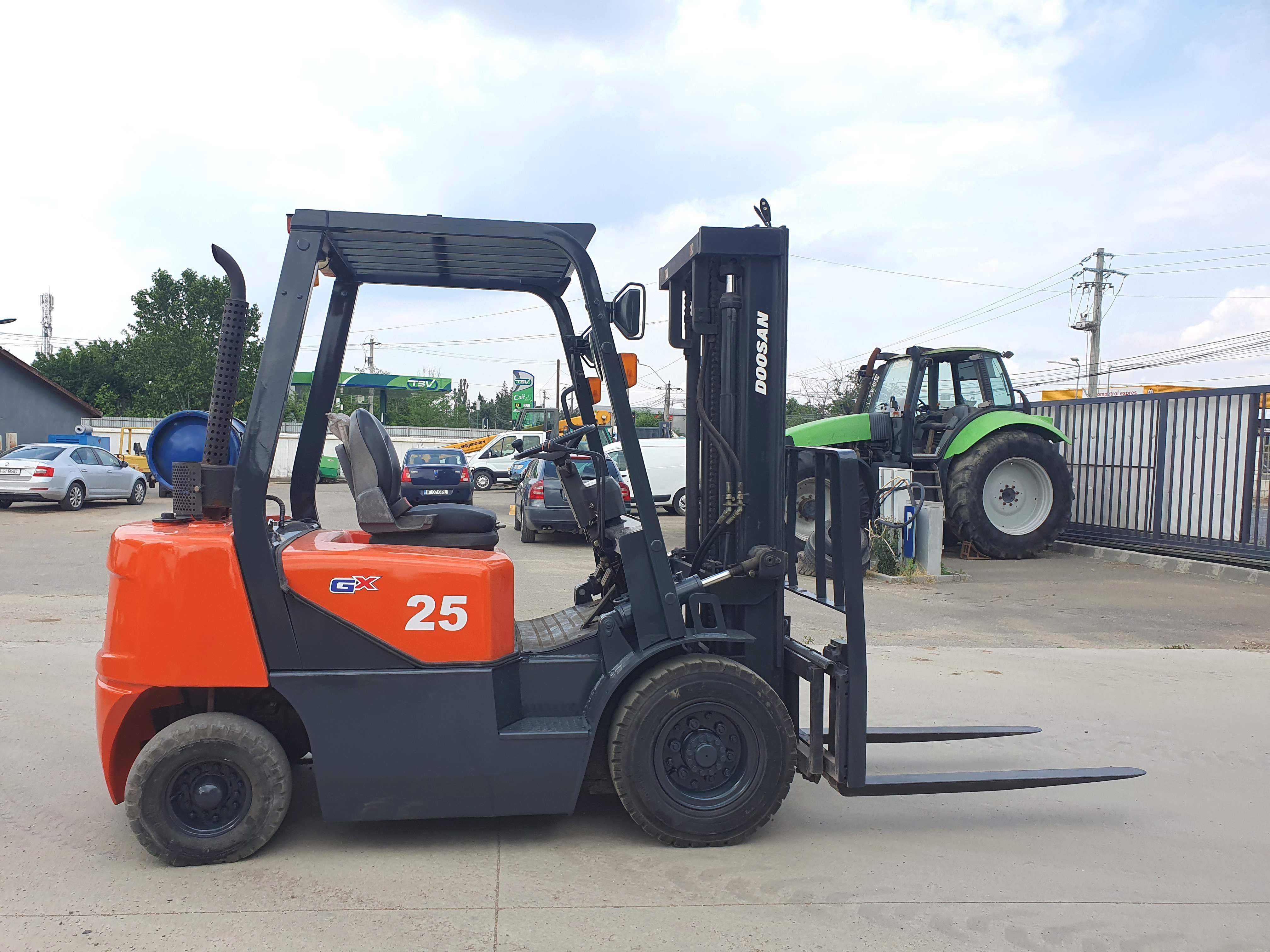 Stivuitor, motostivuitor GPL DOOSAN 2010, 1740 ore - impecabil