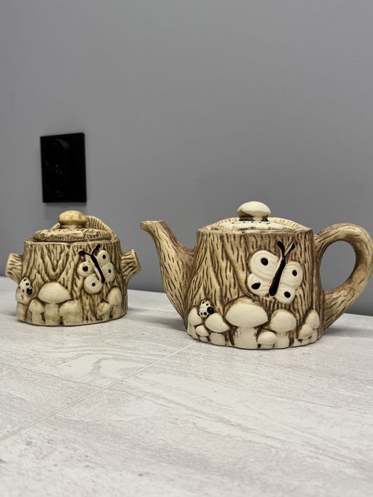 Чайник с сахарницей