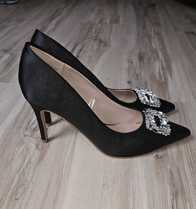 Елегантни сатенени обувки