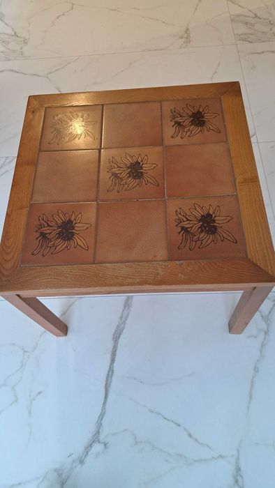 Vând măsuță cafea cu suprafață faianțată