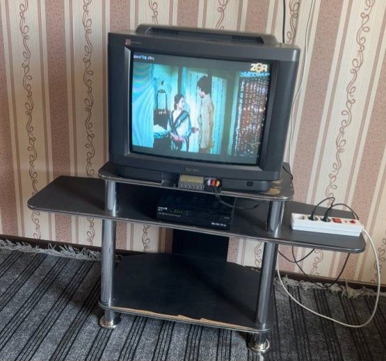 Телевизор Rolsen original с тюнером от uzdigital tv и стойкой