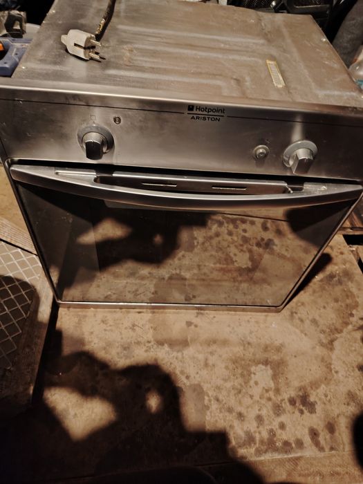 Vând cuptor incorporabil Ariston