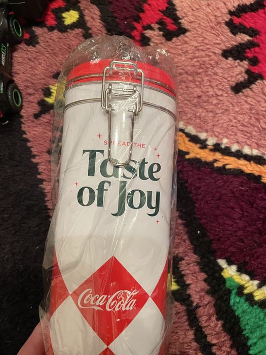 Чисто нови кутии на кока кола