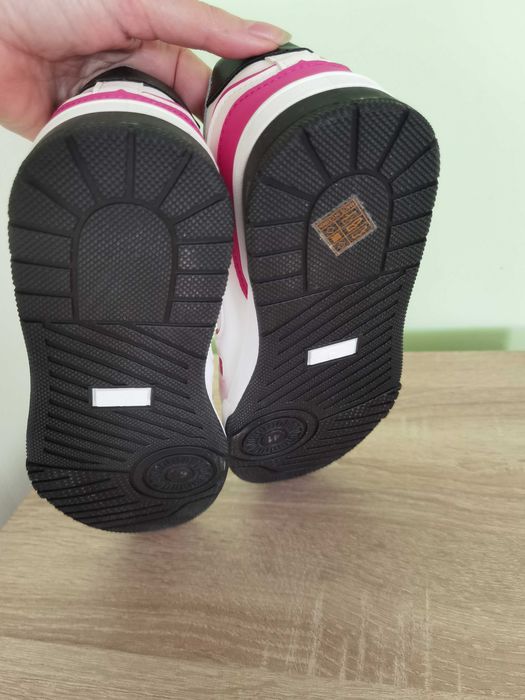 Дамски спортни обувки