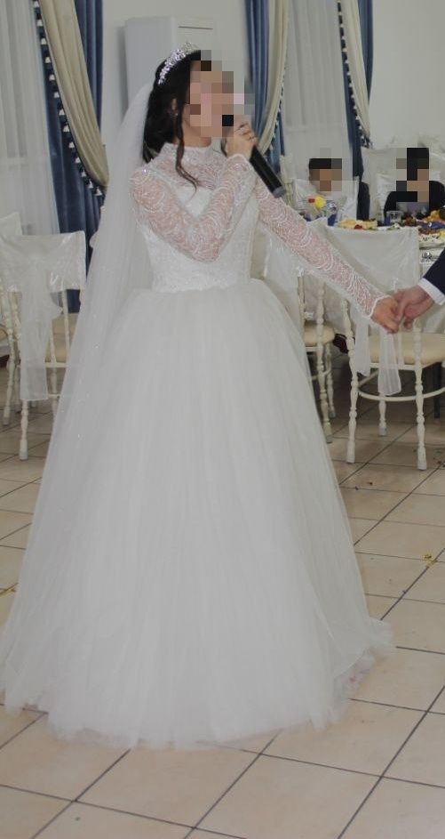 Свадебное платье от дизайнера инкрустированное камнями Swarovski