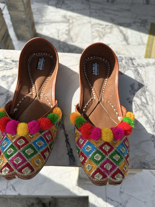 Vand pantofi indieni