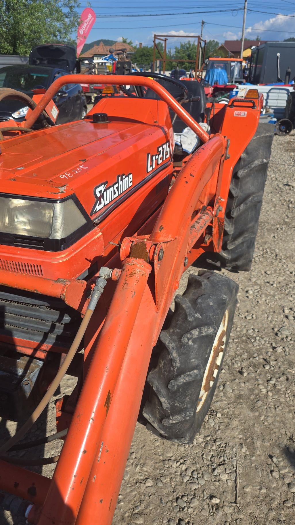 Tractor japonez cu incarcator frontal cupa și freza