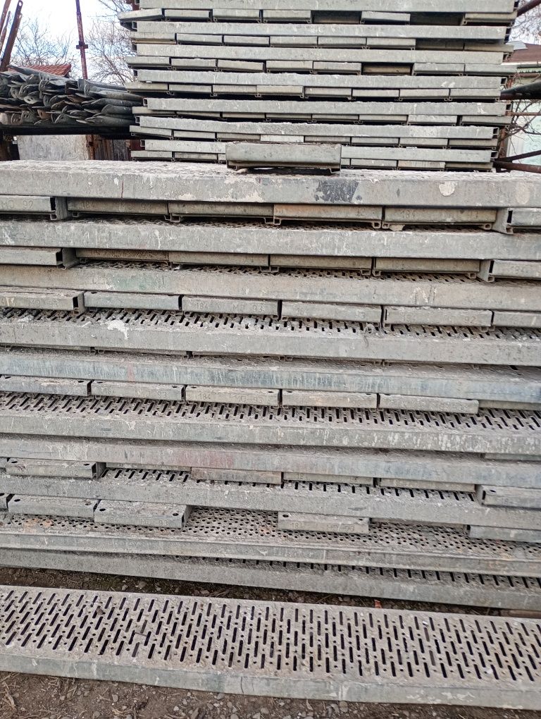 Popi și schela metalica
