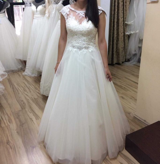 Vand rochie de mireasa Imolacy. Este de culoare ivory, marimea M.