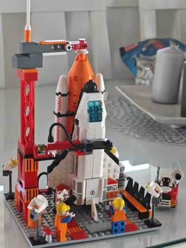 Set cu piese de constructii tip Lego Space Center cu 521 piese