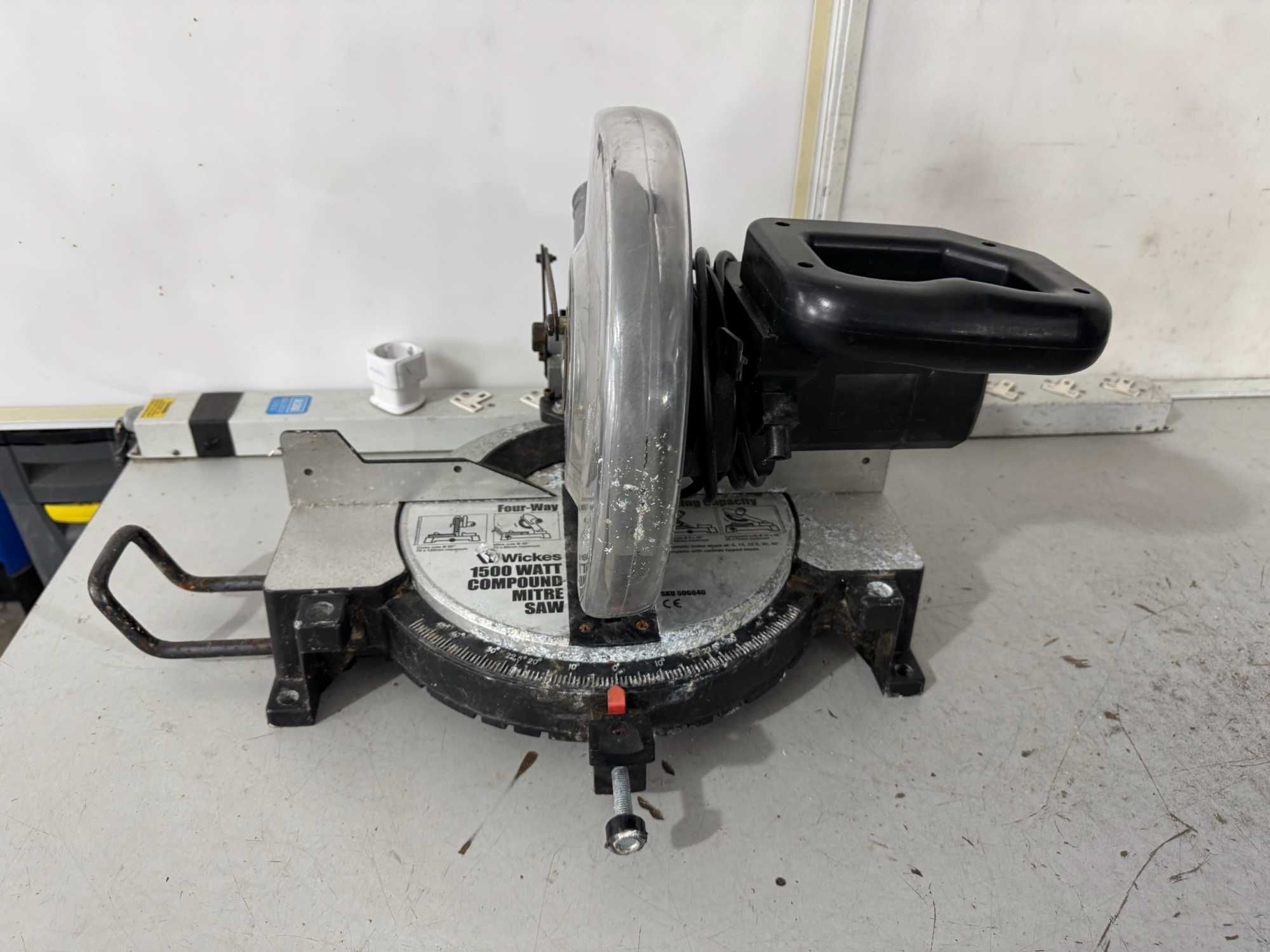 Циркуляр пендула - Wickes 1500 W / 250 mm