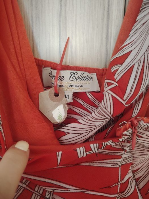 Лятна рокля с кръстосано деколте