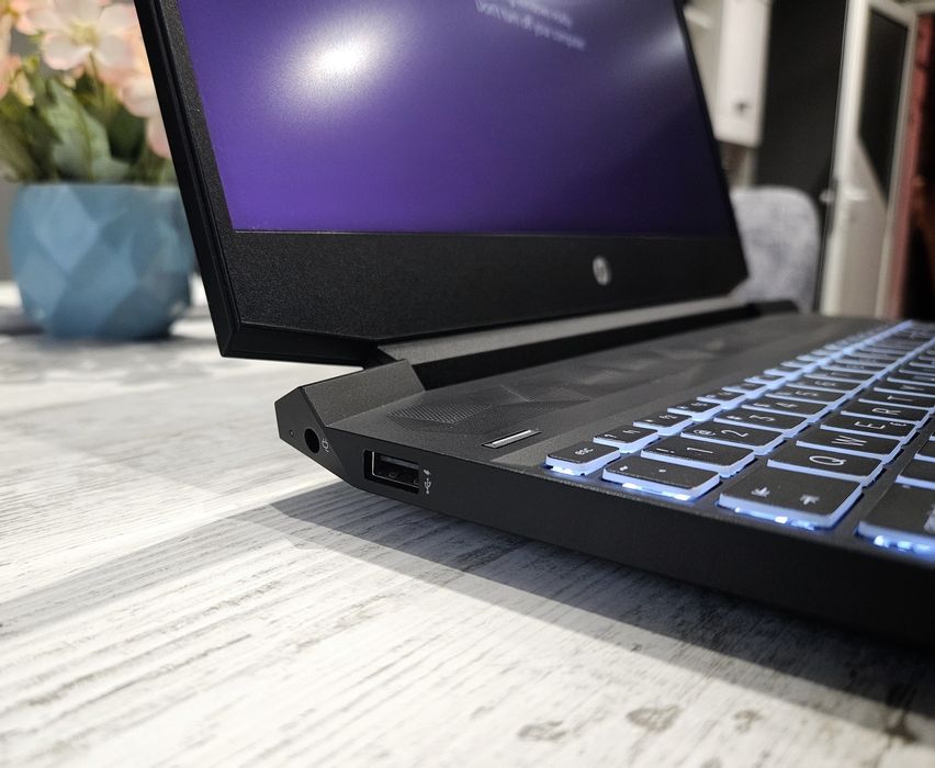 Геймърски лаптоп HP pavillion 144hz B&O озвучение