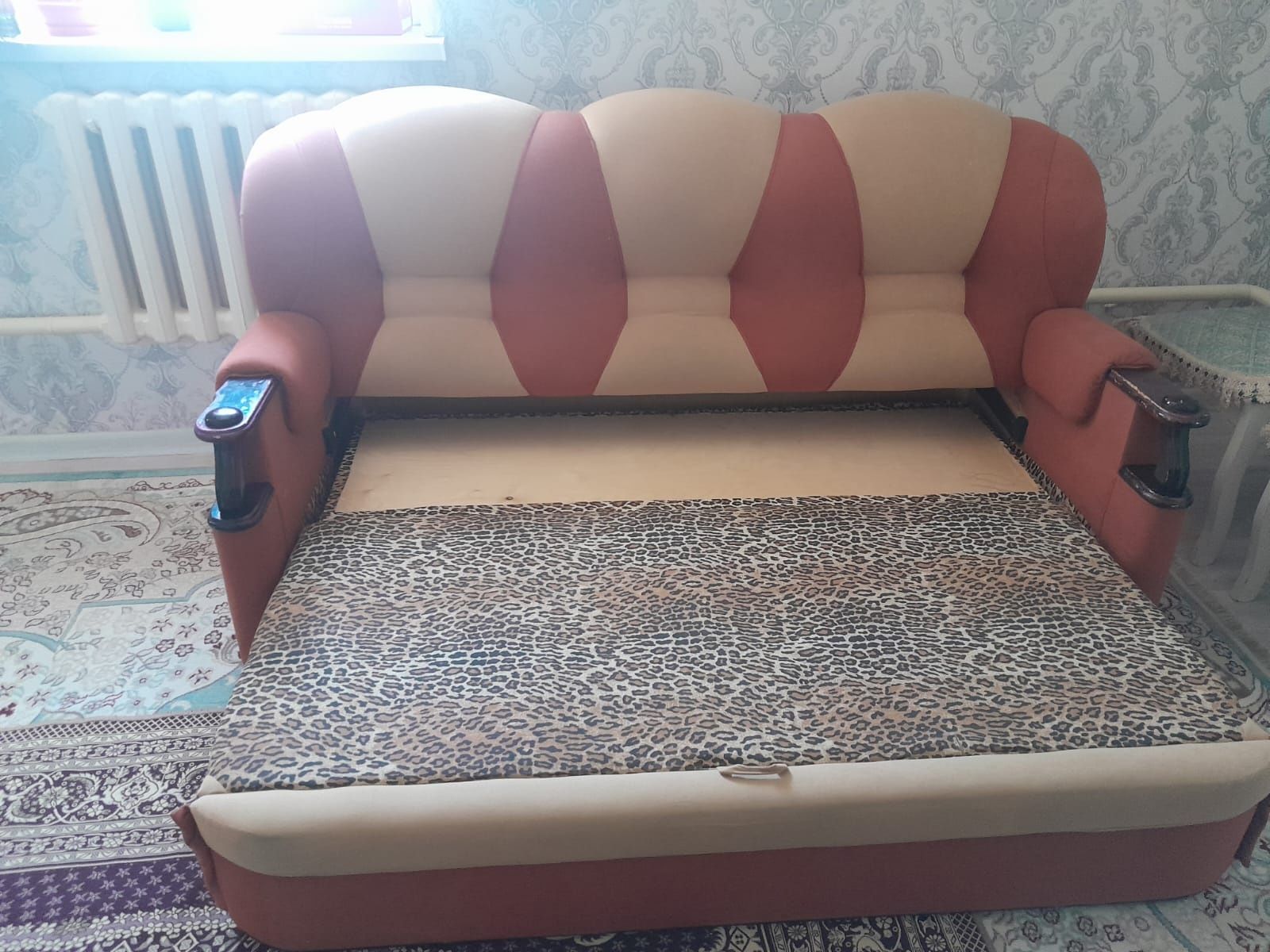 Продам диван  хорошем состояниее