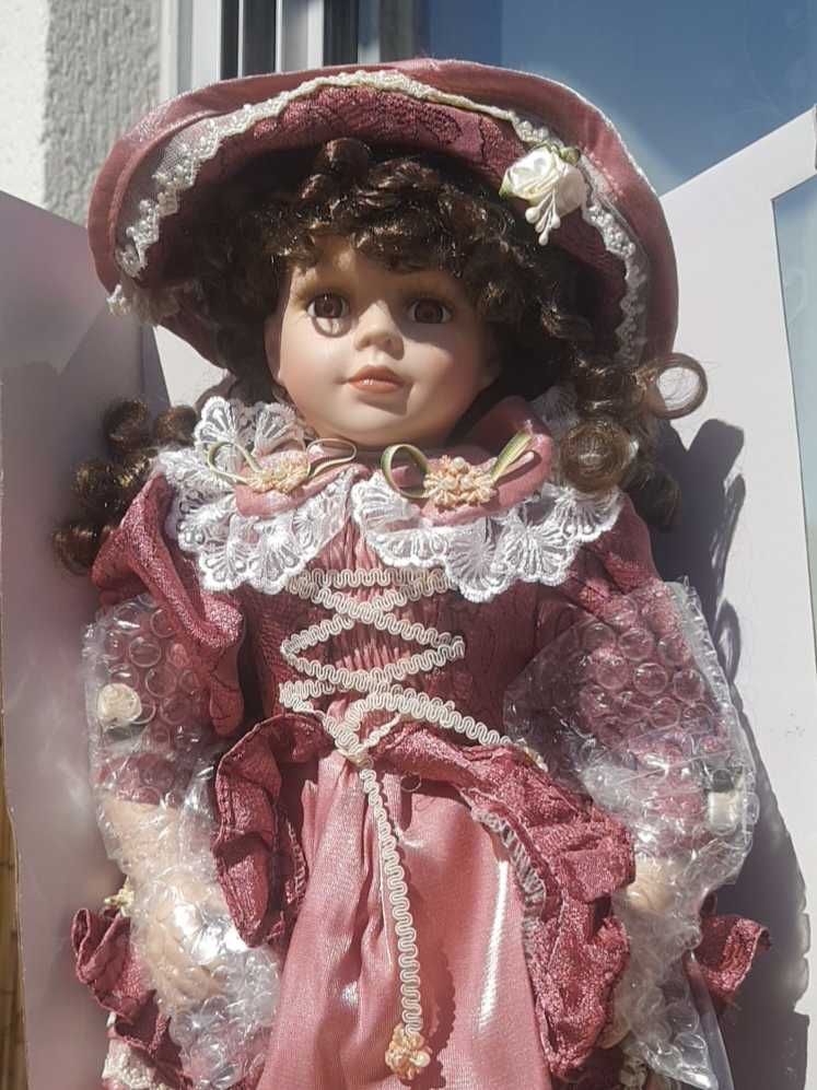 Старинна порцеланова колекционерска кукла със стойка