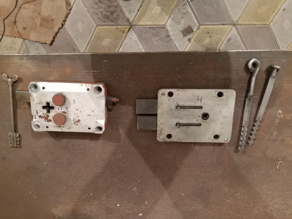 Замкии  гаражные.