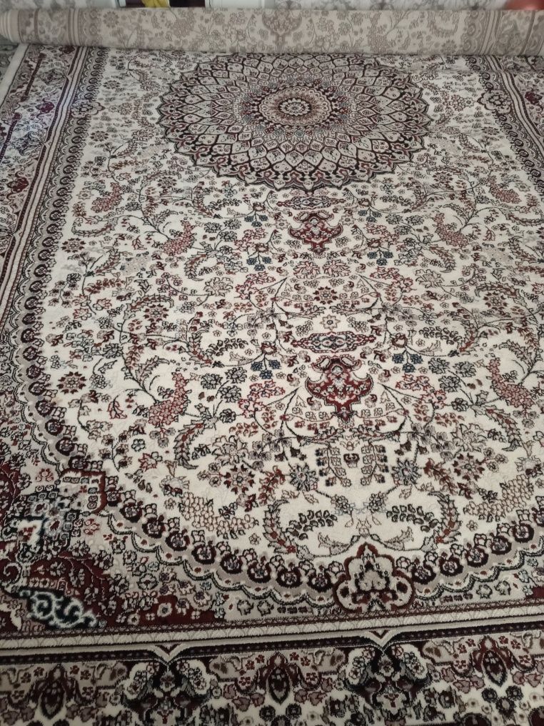Gilam xolati zor 2 oy boldi olinganga 3×550 razmer