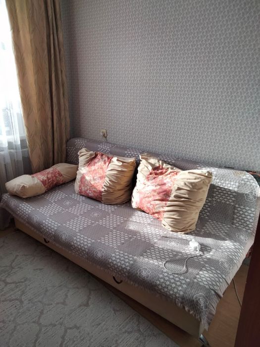 Спальный шкаф и диван