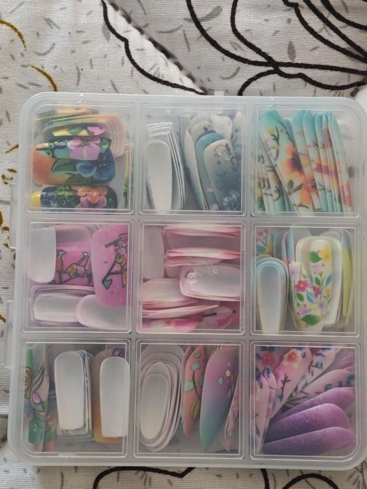 Комплект четки за грим 32 бр. + лепещи нокти 216 бр.