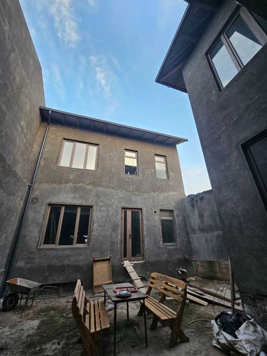 Хонобод.Тепа махалля.2.3сотихда 6хонали  уй коробка холатида сотаман .