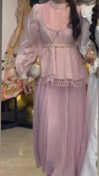 Платья одевались 1 раз на пару часов очень красивые