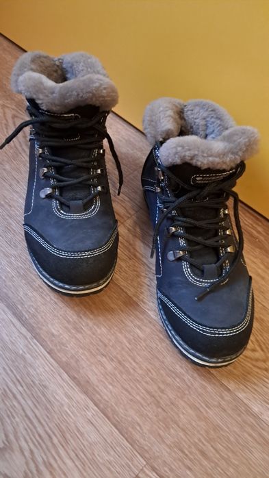 Продаются зимние ботинки.
