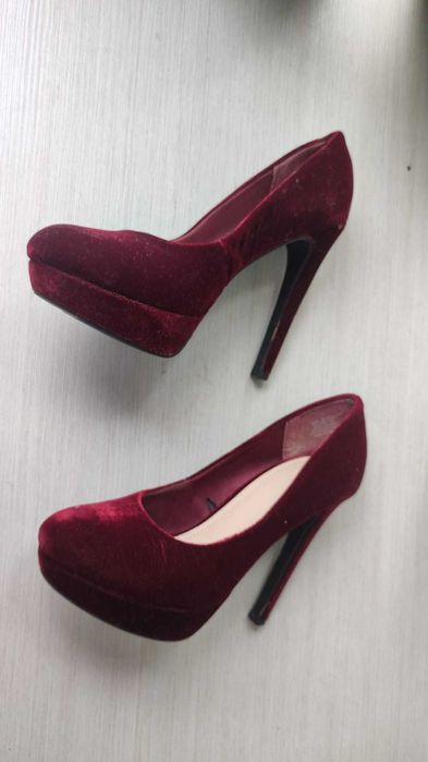 Pantofi cu toc ascutit rosu / burgundiu din catifea H&M marimea 39-40