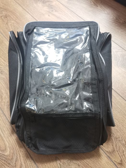 Geanta moto noua, atasare pe rezervor