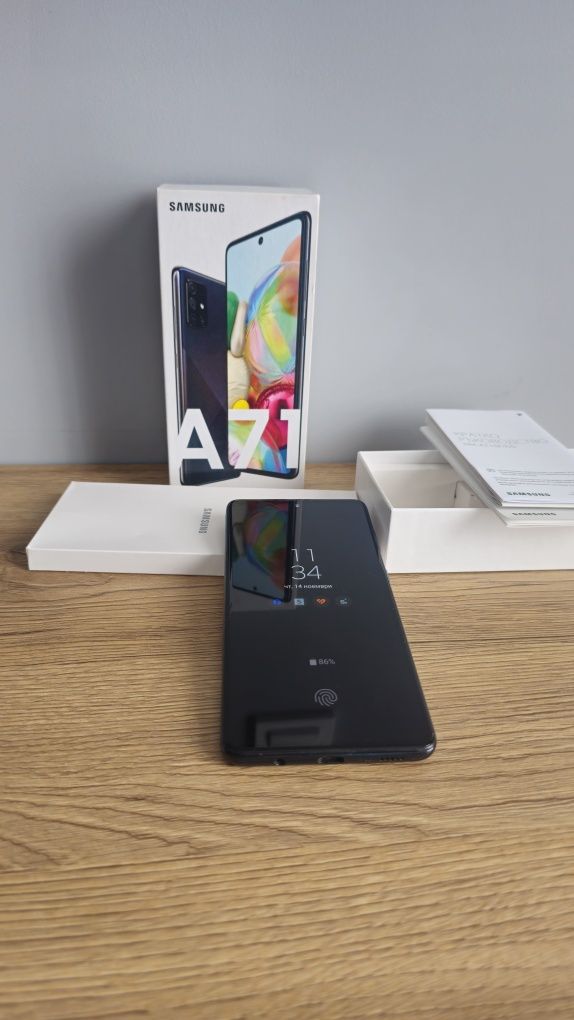 Samsung Galaxy A71 Перфектен с документи и подарък слушалки и кейс