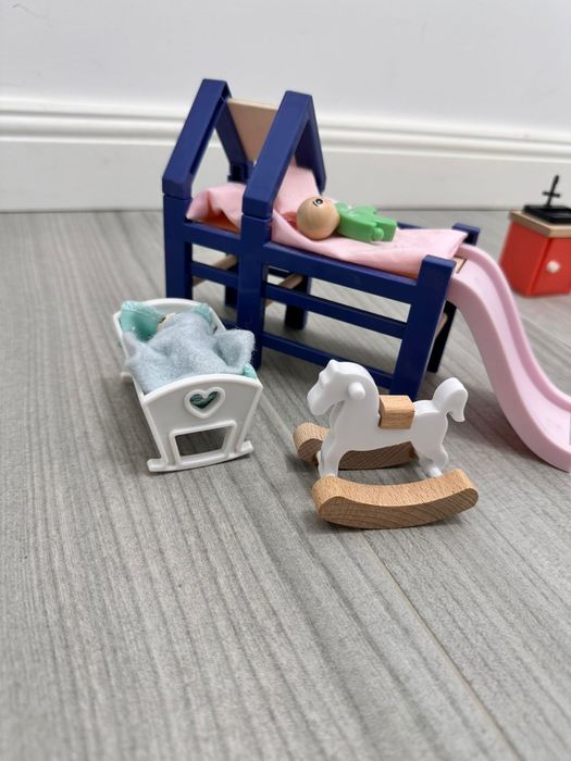 Căsuță de păpuși din lemn cu accesorii