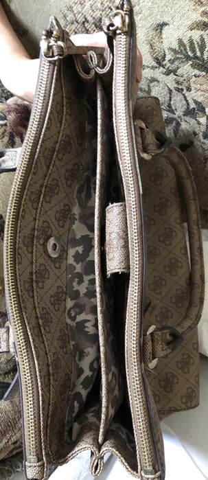 Сумка фирмы Guess