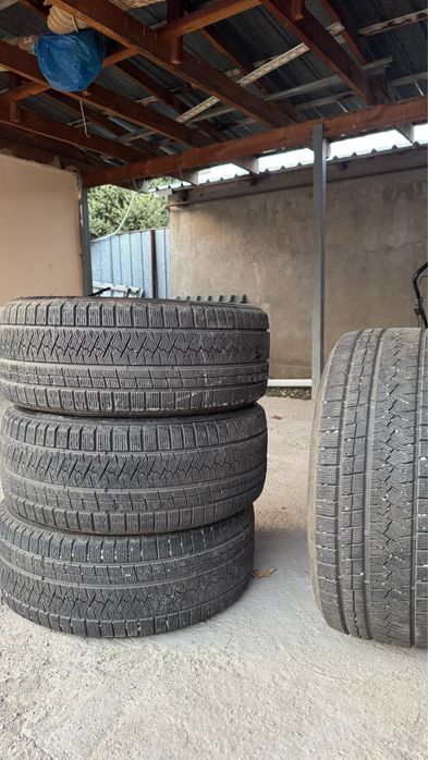 Зимние шины 235/45R18