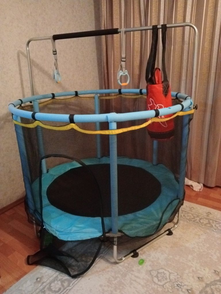 Батут для детей уникальный.