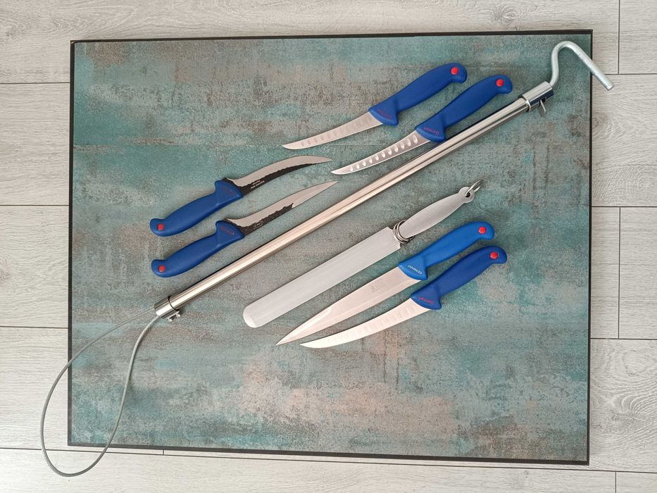 Set Cuțite Măcelărie 7 Piese + 1 Dispozitiv Tip Lasou Prindere Porci