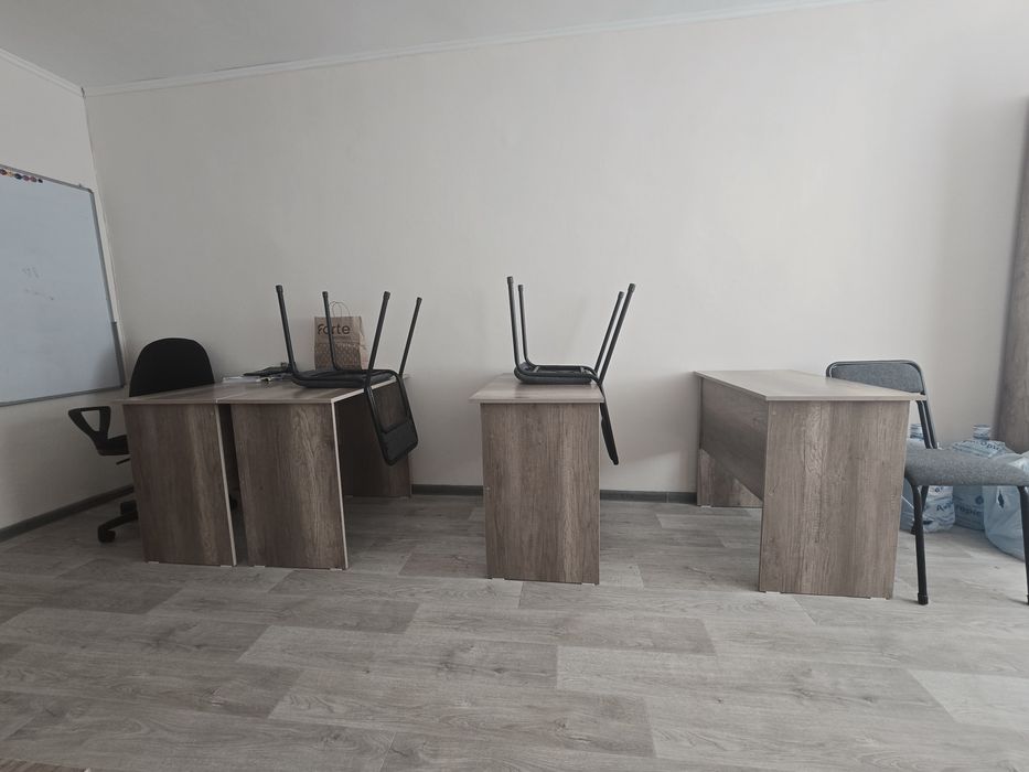 Продам столы (парты) и стулья почти новые
