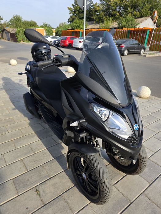 Scuter Motocicleta Piaggio MP3 300 cm se conduce cu categoria B