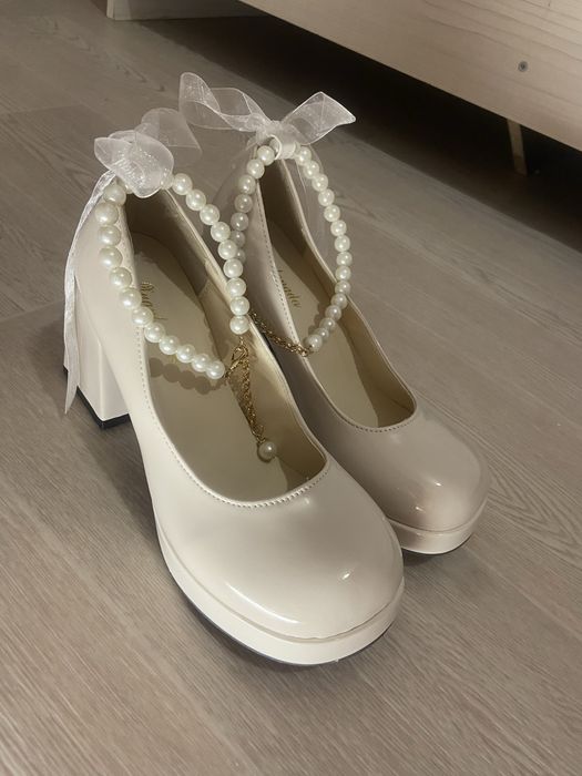 Нарядные туфли с жемчужными бусинами и бантиками