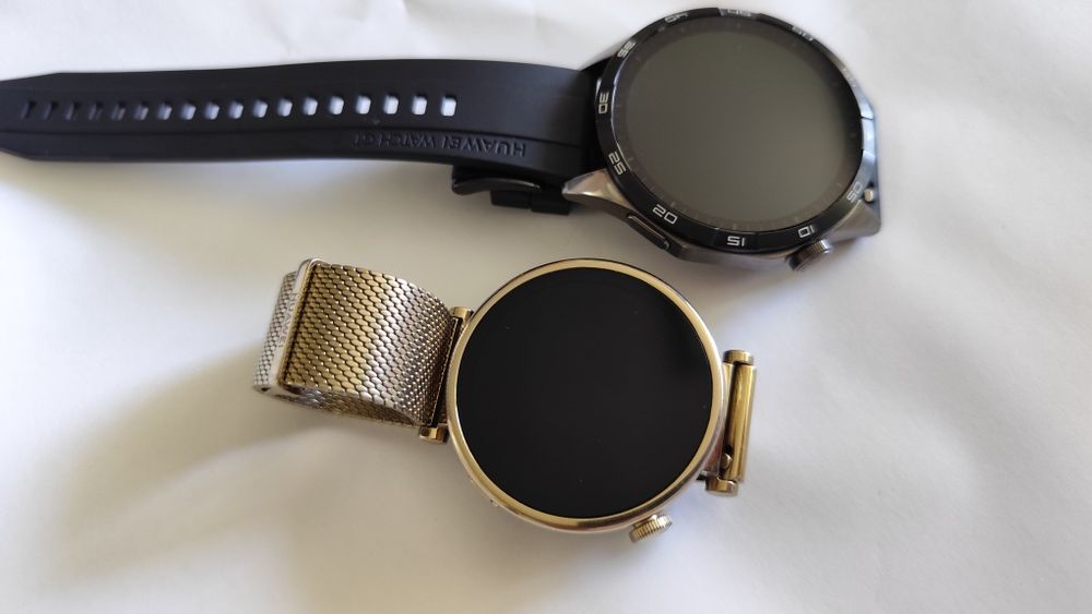 Vând 2 smartwatch Huawei Gt4 dama si barbat pret 1200 Ron