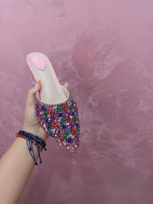 Офицални обувки с нисък ток и цветни камъни