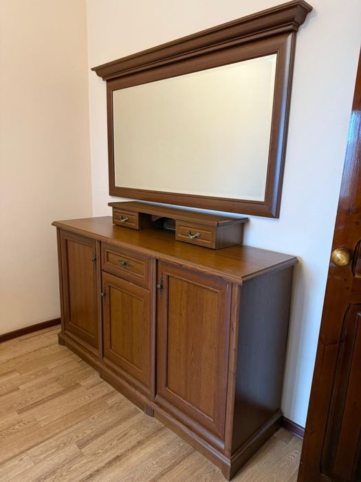 Комод с зеркалом и стол