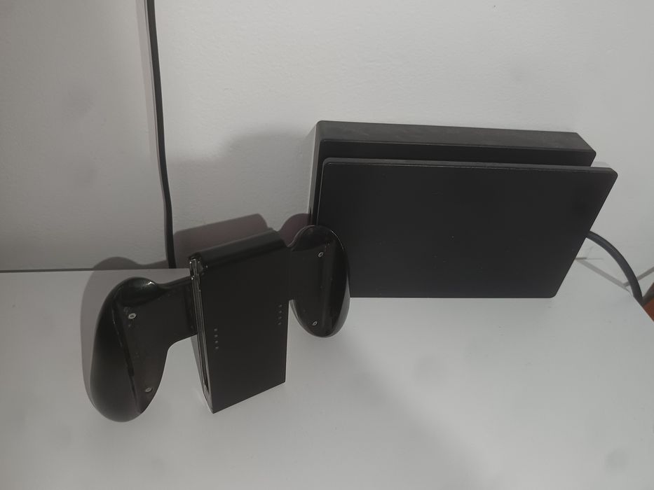 Nintendo Switch – în stare foarte bună, cu dock și accesori