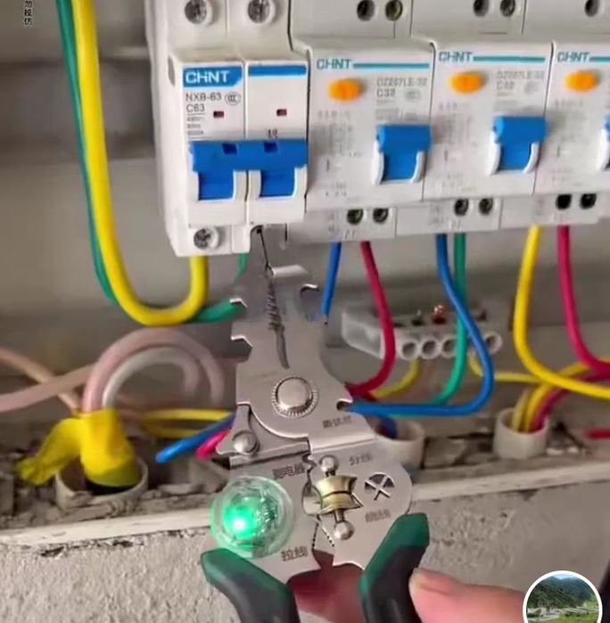 Многофункциональный инструмент для зачистки проводов разного сечения