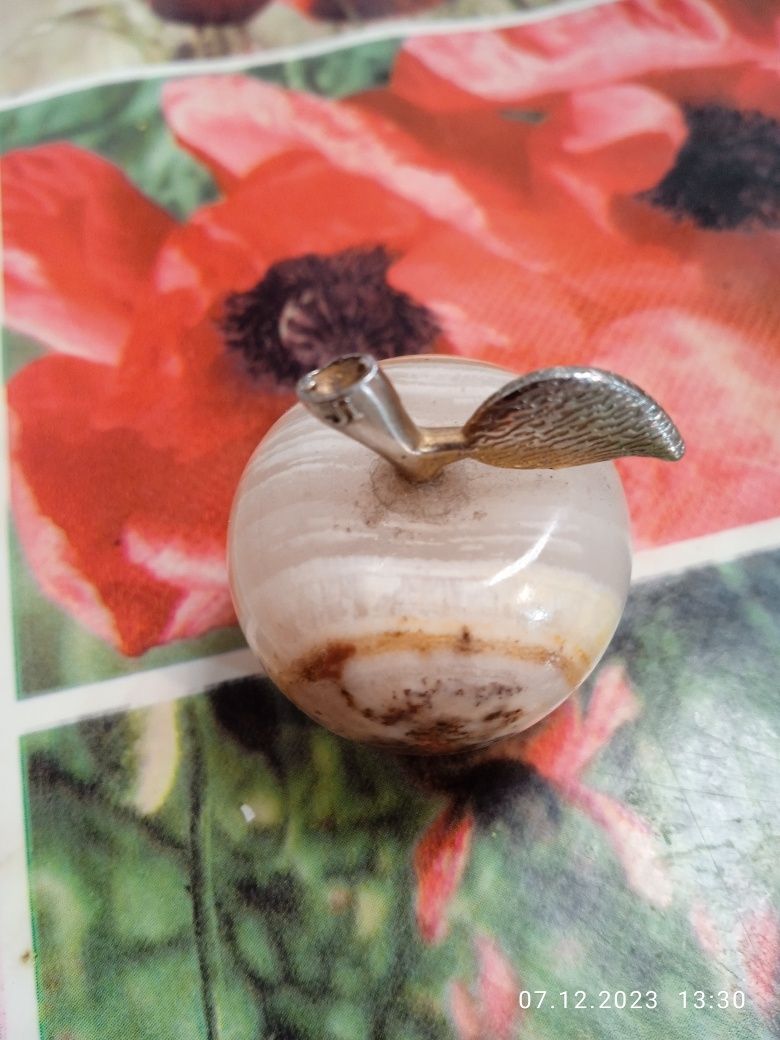 Камень кварц минерал на стол в виде яблока