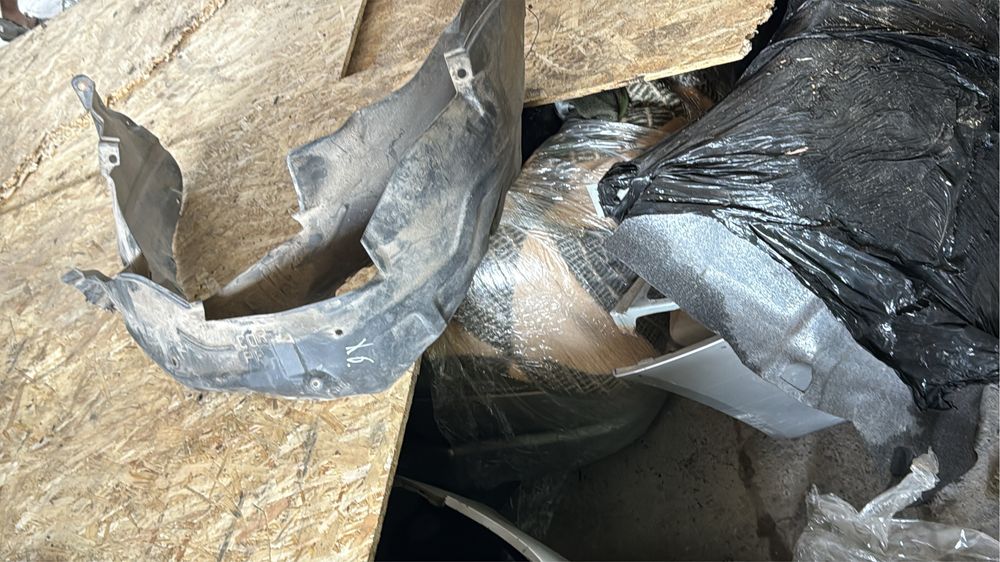 Передние Подкрылки на Мазду Кседокс 6